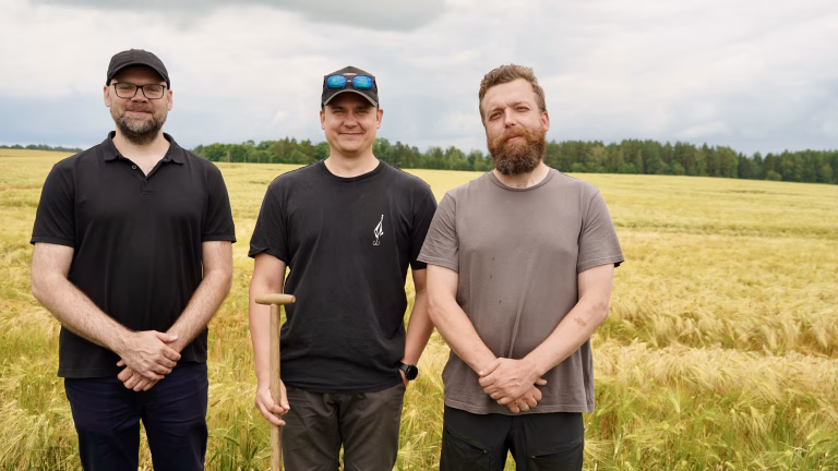 Kaur Sarv projekti Climate Farm Demo Eestipoolne koordinator, Aru PM tegevjuht Jakob Lindam ja &uuml;lmineku juht Stefan Gernet. Foto Thomas Alf&ouml;ldi, FiBL 2025