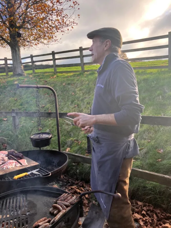 Rohumaaveise &otilde;ppereis, pildil Pipers Farmi peremees grillib liha