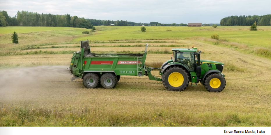 traktor tuhka laotamas