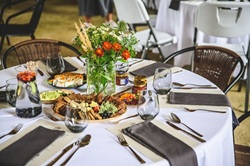 pidulikult kaetud laud restoranis