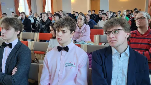 Teadlik noor p&otilde;llumajanduses, &otilde;pilased istuvad saalis