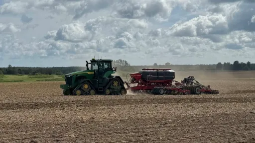 Traktor k&uuml;lvab