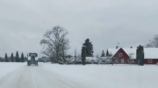 Talvine maastik, traktor s&otilde;idab