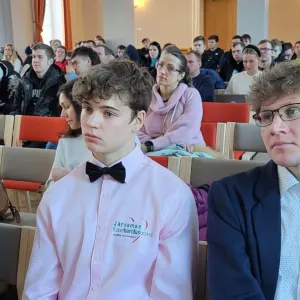 Teadlik noor p&otilde;llumajanduses, &otilde;pilased istuvad saalis