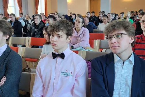 Teadlik noor p&otilde;llumajanduses, &otilde;pilased istuvad saalis