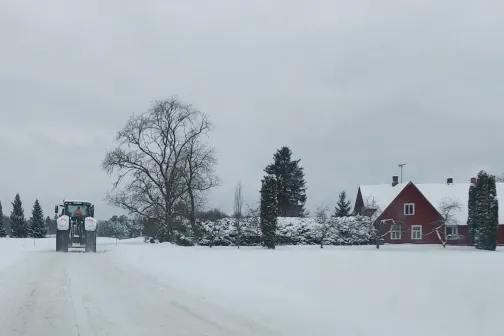 Talvine maastik, traktor s&otilde;idab