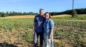 Vaike ja Rainer Soosaar sibulapõldude taustal