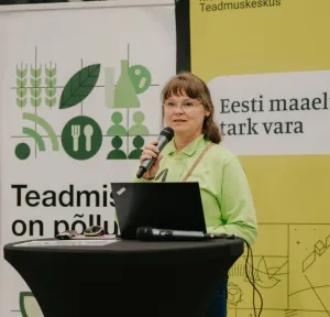 naine mikrofoniga laua taga