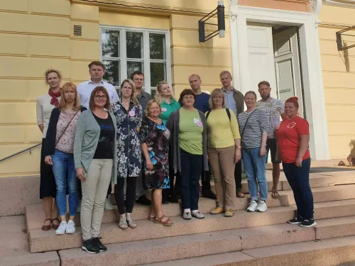 Õppereisil osalejate grupipilt Vuojoki mõisa ees