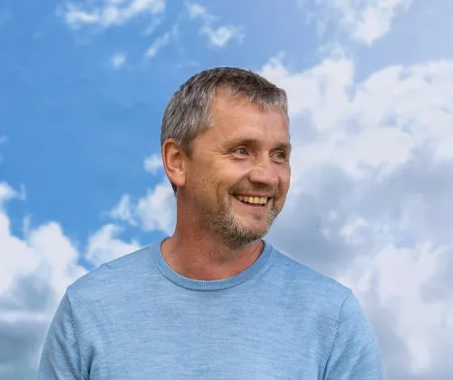 Noormees naeratab