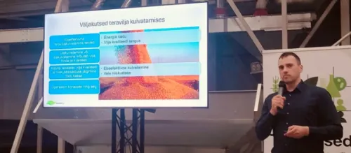 mees ekraani ja mokrofoniga